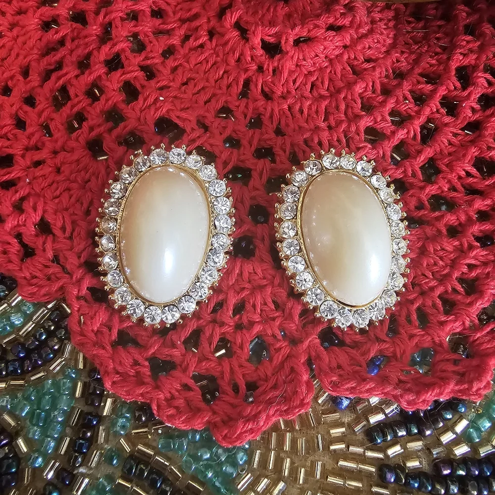 Vintage Clip Back Elegant Gold and Cream Earrings - Picture 2 of 8